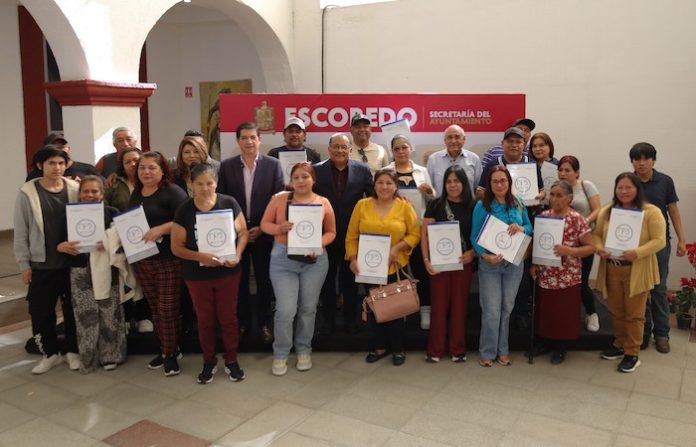 Escobedo entrega escrituras y pone fin a dos décadas de incertidumbre en la 18 de Octubre