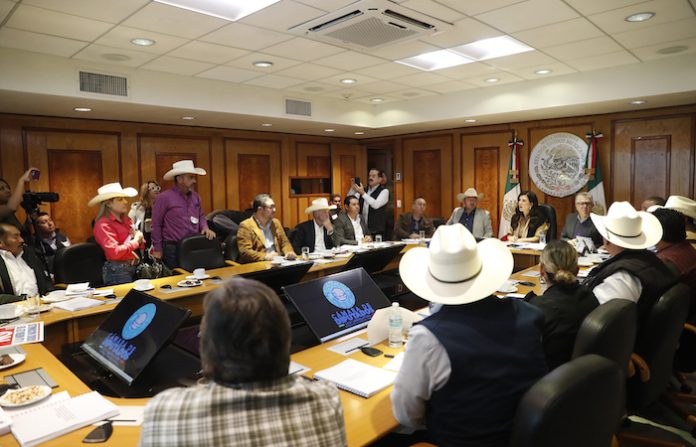 Se reúne Kenia López Rabadán con productores para analizar propuestas sobre la ley de aguas