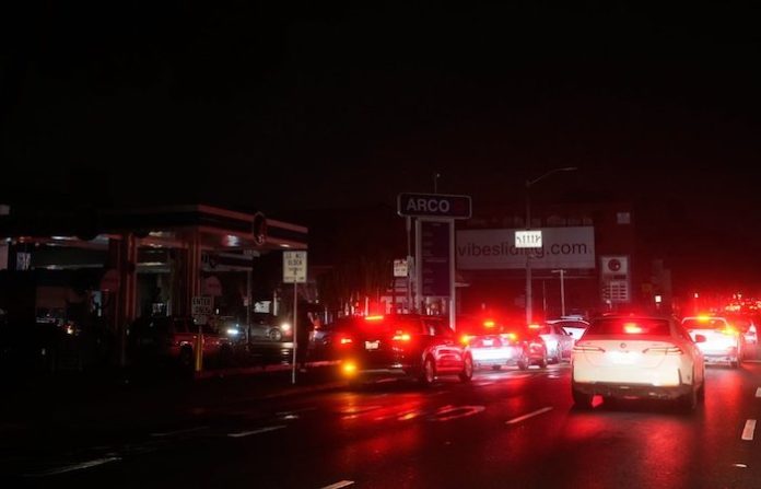 Apagón masivo en California: más de 130.000 hogares y negocios sin luz