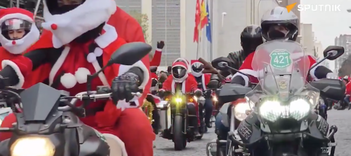 Cambiando trineo por moto: cientos de Papás Noel traen la Navidad solidaria a Madrid