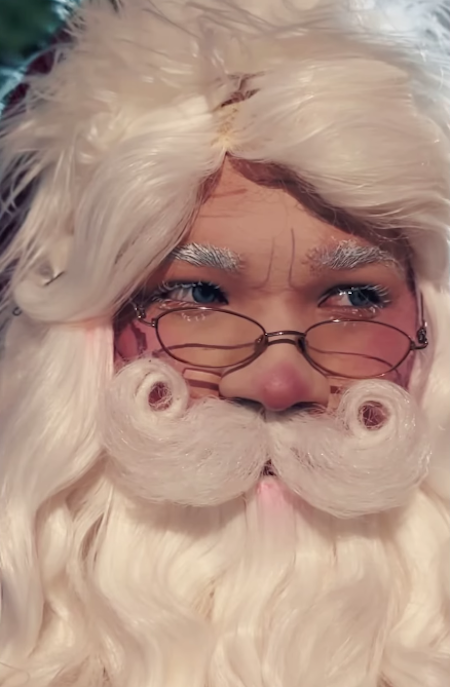 Santa sorprende a niñas y niños de Capullos con una Navidad adelantada