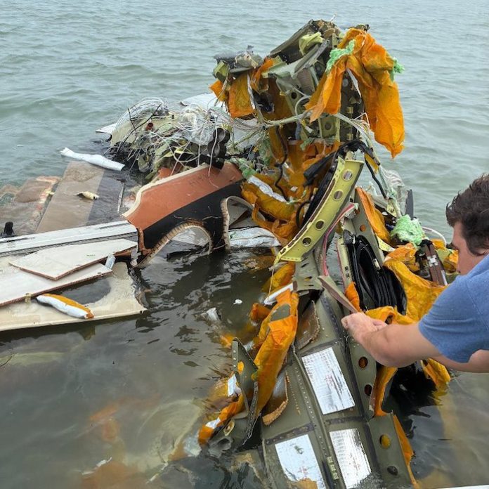 Confirman muerte de la última persona buscada tras desplome de aeronave naval en Galveston