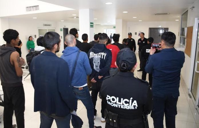 Liberan a 18 personas con arresto administrativo para permitirles pasar la Nochebuena en casa
