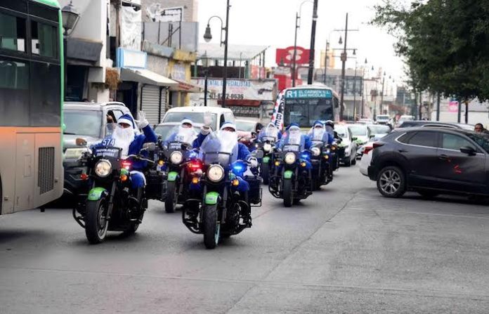 Agentes de Tránsito de San Nicolás llenan de Navidad las avenidas con operativo especial