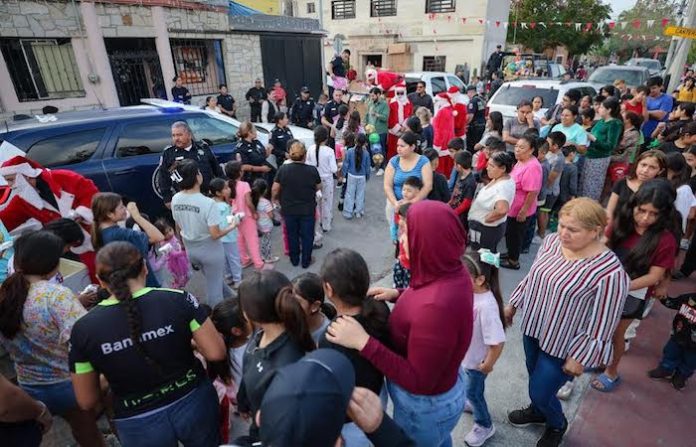 Policías de San Pedro se transforman en Santa para llevar regalos y convivencia a colonias