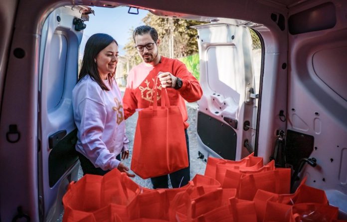 Gobierno de Santiago lleva cenas navideñas a más de 600 hogares en una jornada de cercanía y apoyo comunitario