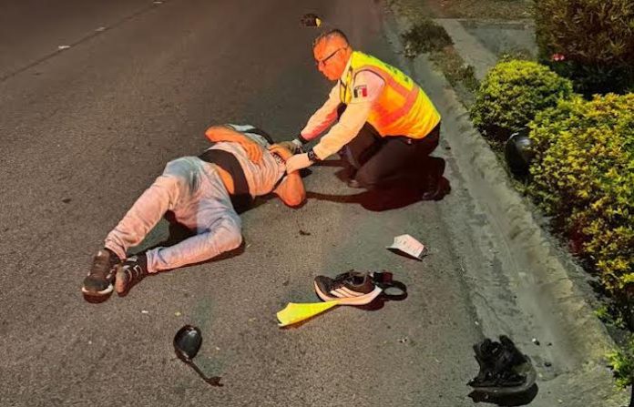 Oficial de Tránsito auxilia a motociclista herido ante retraso de ambulancia en Monterrey