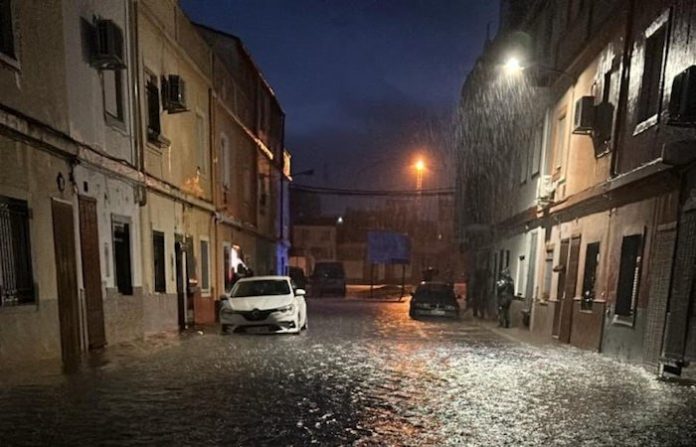 Video: Precaución ante la crecida: unas 40 personas evacuadas por riesgo de inundación en Valencia