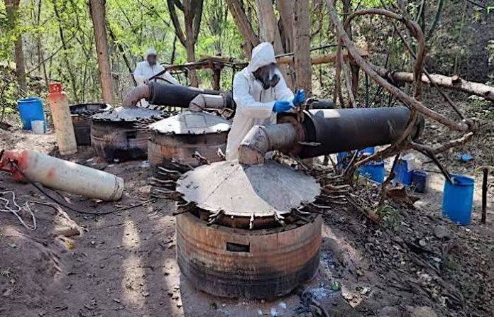 Autoridades mexicanas incautan narcolaboratorio y precursores de drogas en Culiacán, Sinaloa