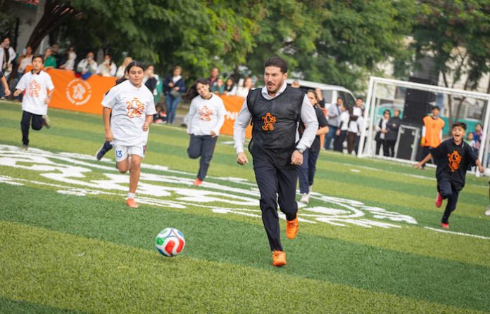 Samuel García inaugura nueva cancha escolar antes del Sorteo de la FIFA