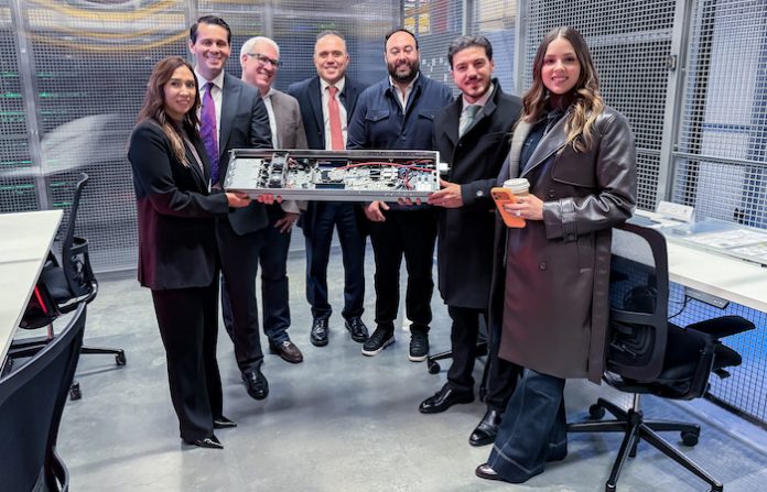 Samuel García recorre el centro de datos DC12 de Equinix en Virginia, corazón de la infraestructura digital mundial