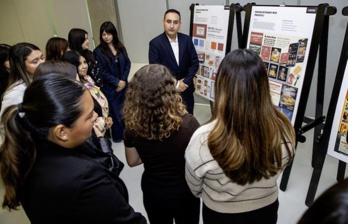 Alumnas de la UDEM desarrollan campaña gráfica para impulsar el turismo en Santiago