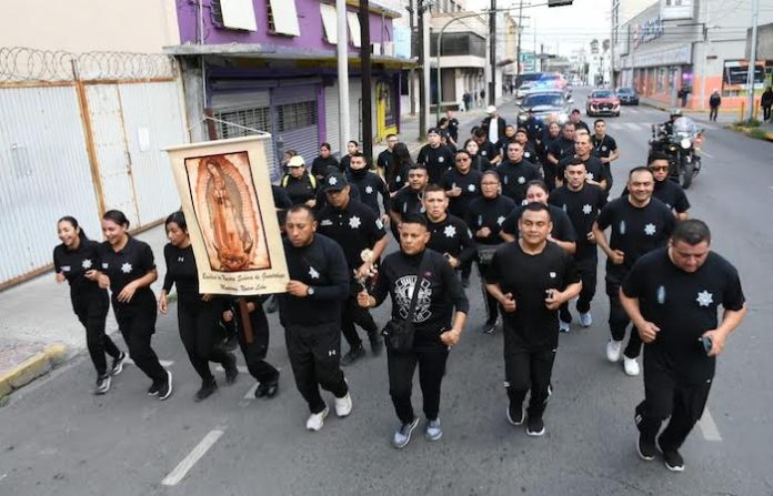 Policías de Monterrey reafirman tradición y llevan Rosa de Plata a la Virgen de Guadalupe