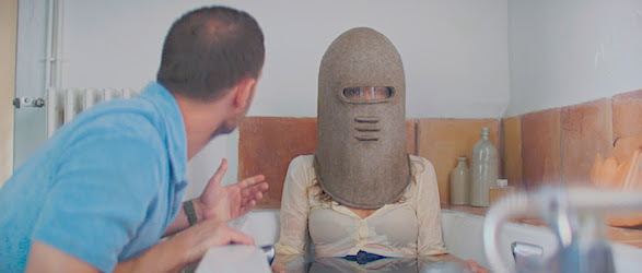 “Fumar provoca tos” lleva el absurdo al cine con héroes que parodian a toda una generación