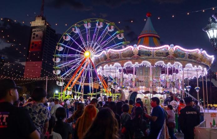 Encienden Samuel y Mariana la Macro Navidad 2025 y prenden el corazón de Monterrey