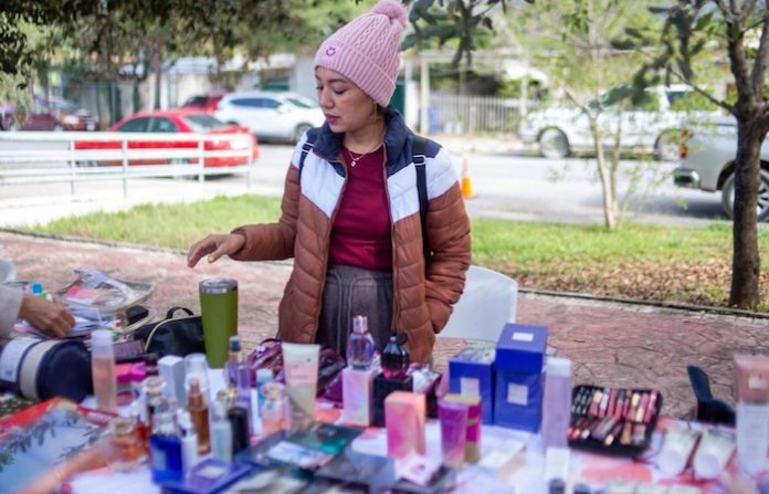Emprendedores comunitarios toman impulso con primer mercadito en Santiago