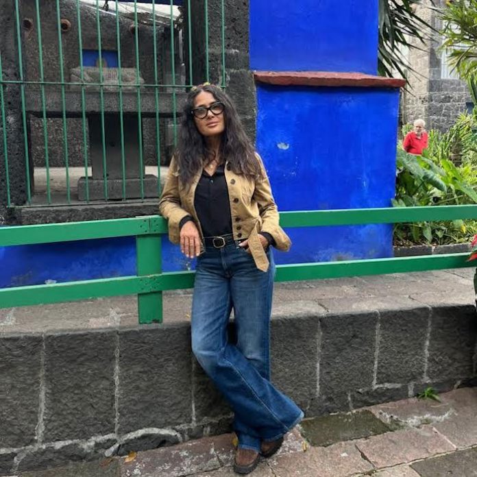Salma Hayek pasea por la Casa Azul de Frida Kahlo