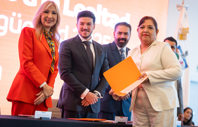 Nuevo León reconoce a personal de Salud y otorga bonos por años de servicio