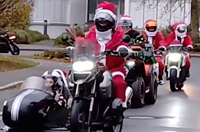 Dos ruedas en vez de trineo: decenas de ‘Santas’ motoristas hacen espectáculo navideño en Alemania