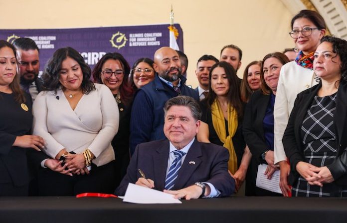 Gobernador de Illinois promulga una ley que impone límites a la política migratoria de la Casa Blanca