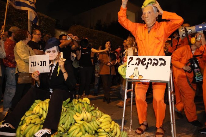Manifestantes israelíes protestan con bananas contra la solicitud de indulto para Netanyahu