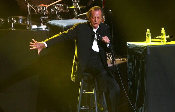 Extrabajadoras de Julio Iglesias le acusan de agresión sexual en sus mansiones del Caribe