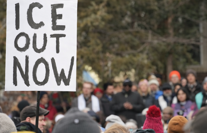 Los latinos en EU empezaron a organizarse y a defenderse de las redadas migratorias