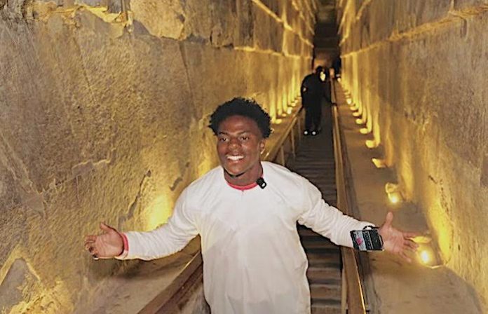 Speed hace historia: el primer stream en vivo desde el interior de una pirámide egipcia