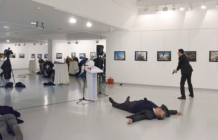 Presunto cerebro de asesinato del embajador ruso Kárlov se esconde en Canadá, según medios