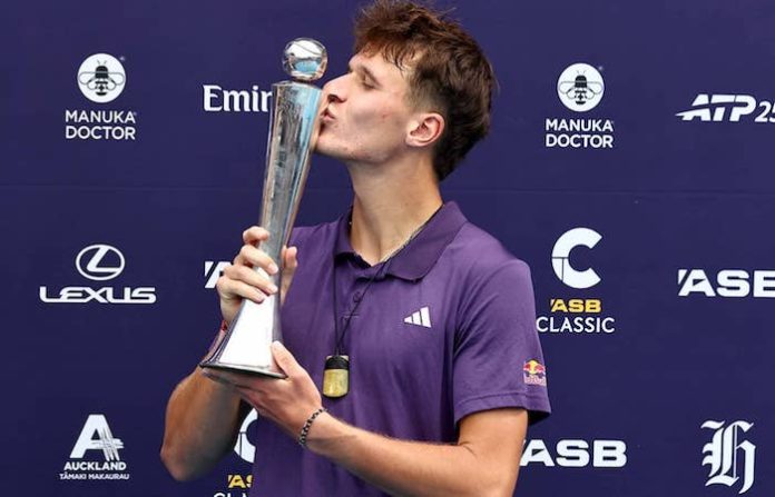 Campeón en Auckland: Mensik frena a Báez y hace recordar a Del Potro
