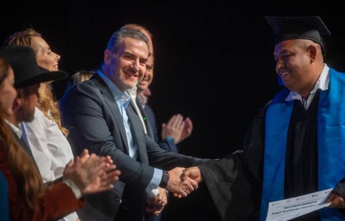 Gradúa Monterrey a 900 personas de la tercera generación de la Prepa Regia