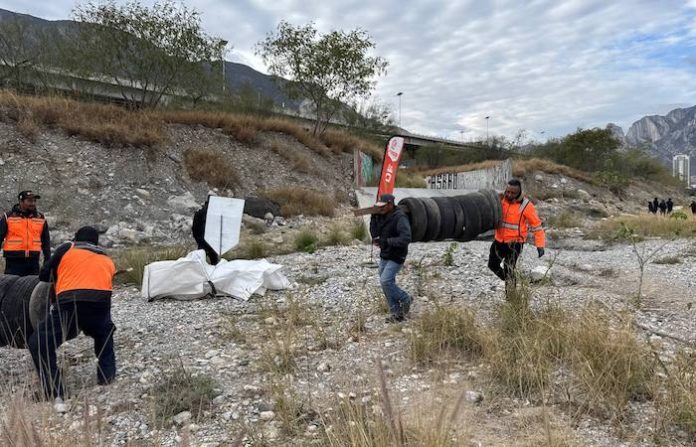 Retiran estudiantes de la Prepa Tec más de una tonelada de residuos del Río Santa Catarina