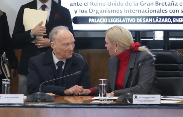 Comparecencia exprés y a puerta cerrada marca ruta de Gertz Manero rumbo a Londres. Señala: “Quería un cambio en mi vida pública”