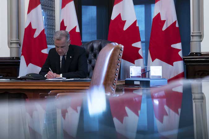 Carney llama a “comprar canadiense” tras los amagos arancelarios de EU