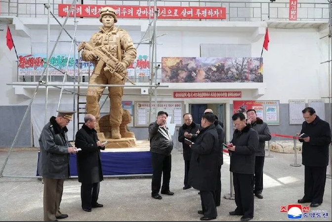 Kim Jong-un supervisa las esculturas en honor a los soldados norcoreanos que participaron en la liberación de la región rusa de Kursk