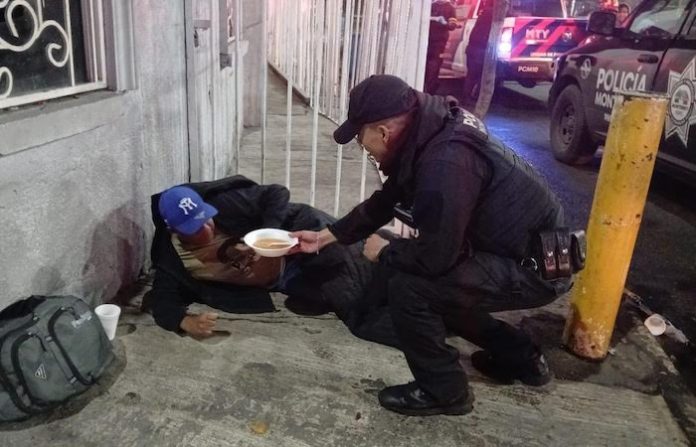 Operativo nocturno lleva abrigo y bebidas calientes a personas en situación de calle en Monterrey