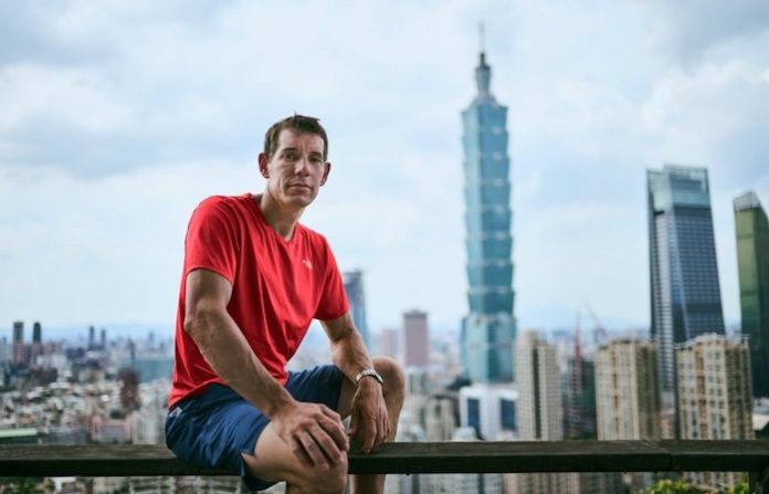 Video: Netflix desafía al vértigo y lleva a Honnold a la cima de un rascacielos en vivo