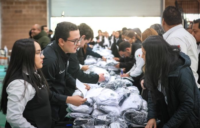 Entrega Municipio de Santiago uniformes a su personal