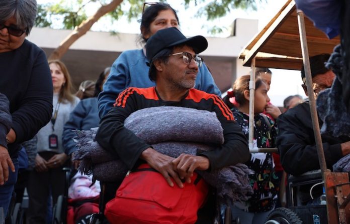 Refuerza DIF Nuevo León apoyo invernal con entrega de cobijas en Monterrey