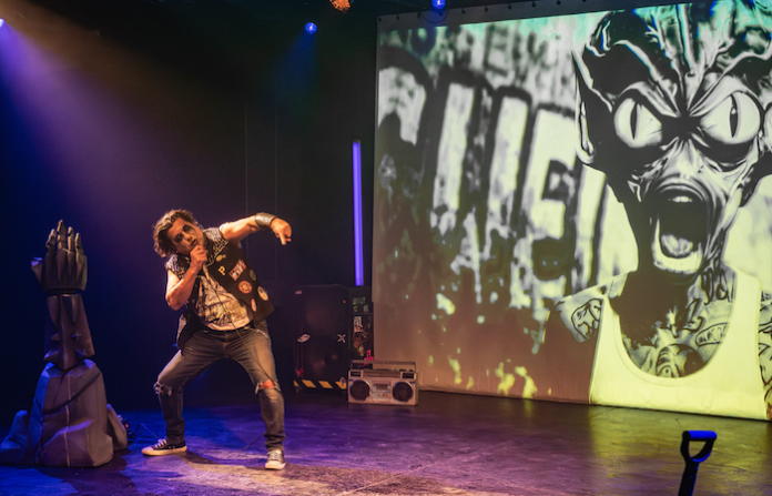 Metal, memoria y fuego: “Metalero” sacude al público en el Teatro de la Ciudad