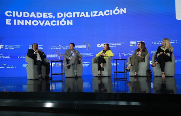 Escobedo lleva su modelo de trámites rápidos y confianza al Foro Económico Internacional