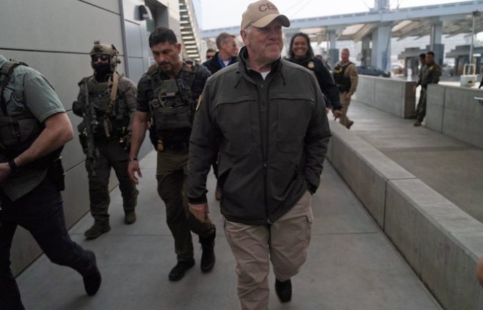 El jefe del ICE advierte que reinstaurará “la ley y el orden” en Minneapolis en medio de las protestas