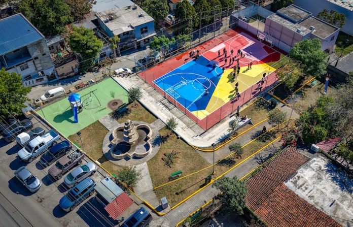 Rehabilitan plaza pública en La Cieneguilla con recursos del predial en Santiago