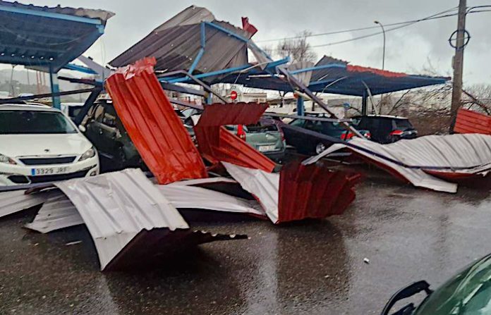 Video: Automóviles volcados y árboles arrancados: un potente tornado causa destrozos en el oeste de España