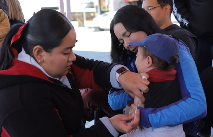 Salud despliega módulos especiales para blindar a Nuevo León contra el sarampión