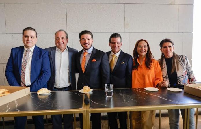 Presenta Samuel García a Ulises Carlín como encargado de la Tesorería estatal