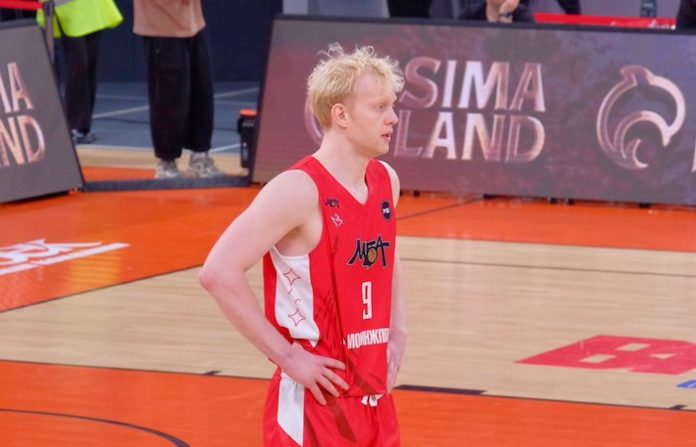 Baloncestista ruso Kasatkin sale de prisión francesa