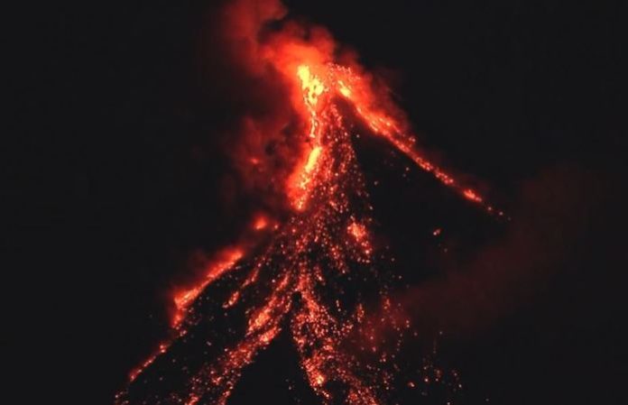 Despierta volcán en Filipinas escupiendo cenizas y amenazando con una posible erupción