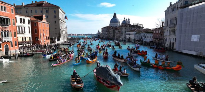 El carnaval de Venecia arranca con el tradicional desfile acuático