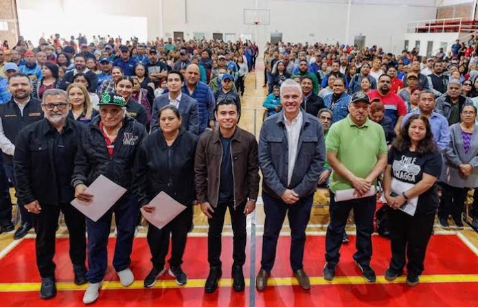 Félix Arratia encabeza entrega de cancelación de hipotecas en Juárez